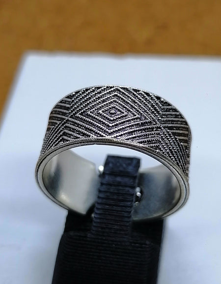 FIT 6727 Anello fascia larga rombi