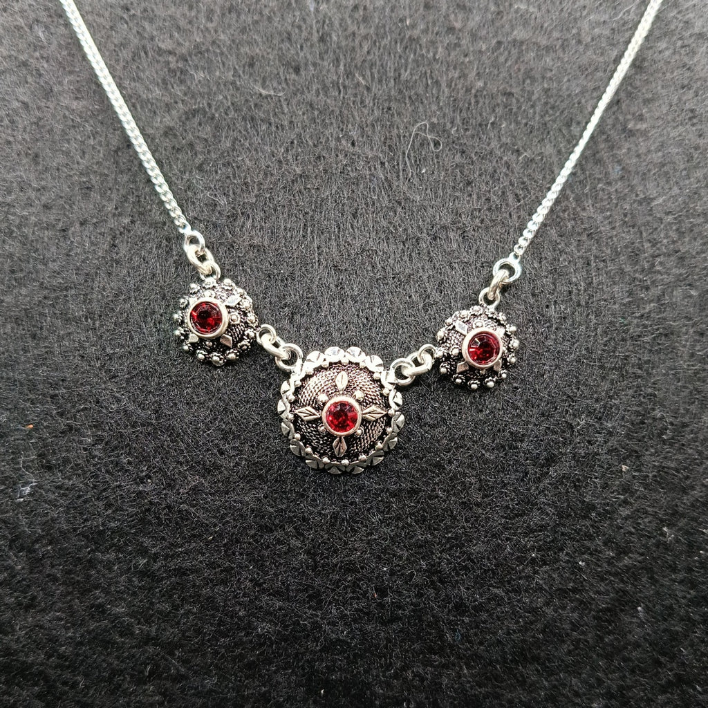 Filu e Trana girocollo con ciondoli tipo bottone sardo