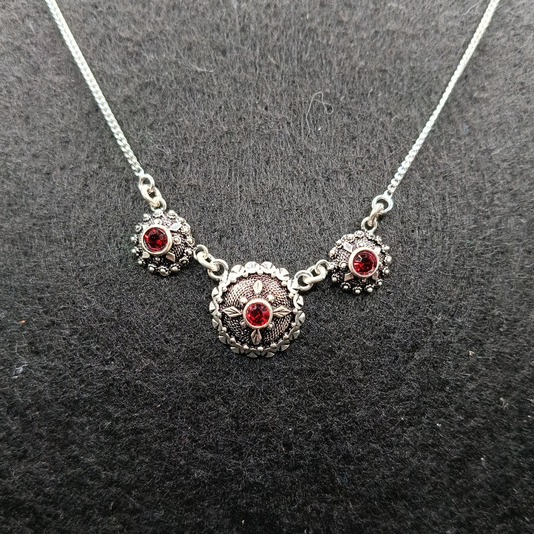 Filu e Trana girocollo con ciondoli tipo bottone sardo