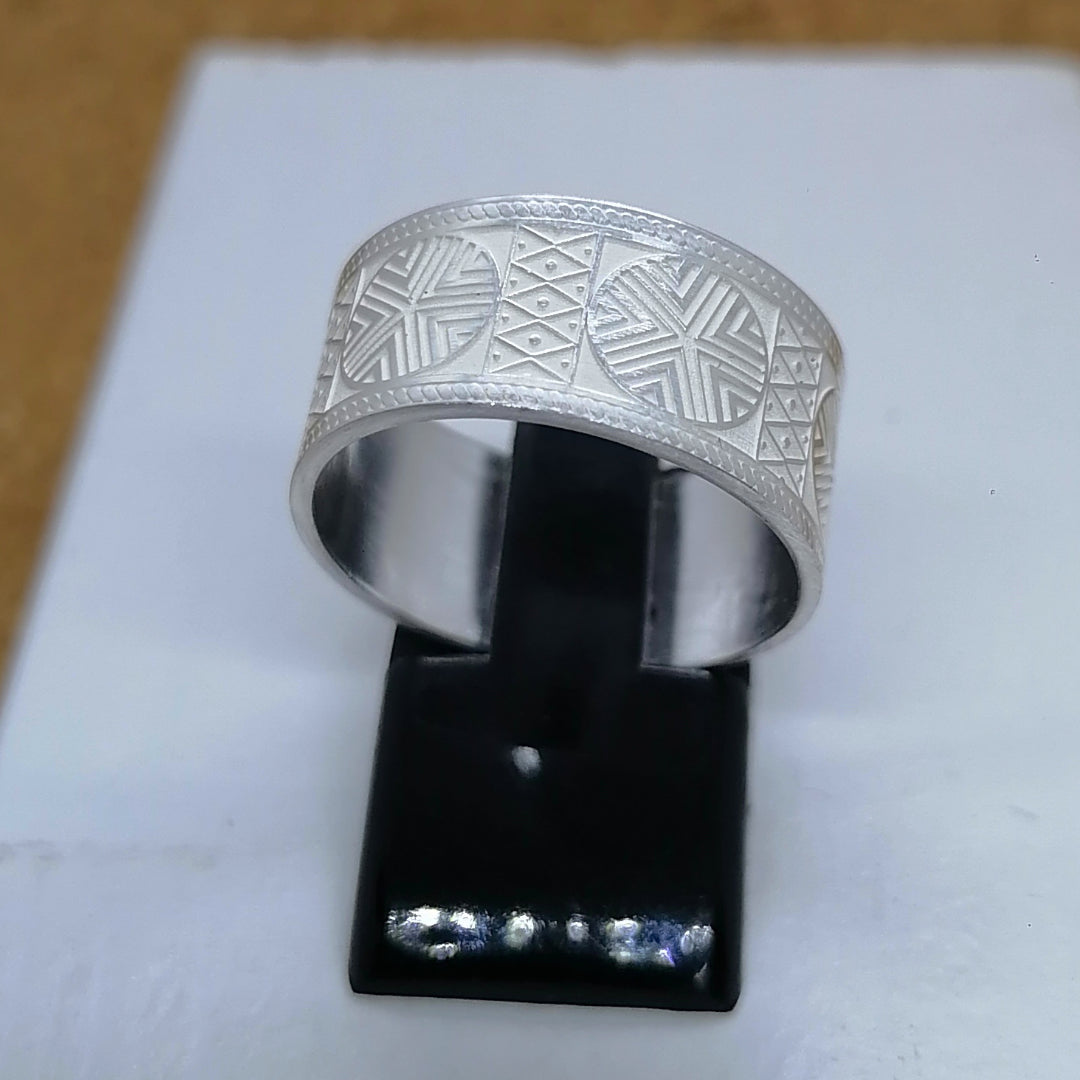 FIT 6701 Anello fascia larga motivi Sardi