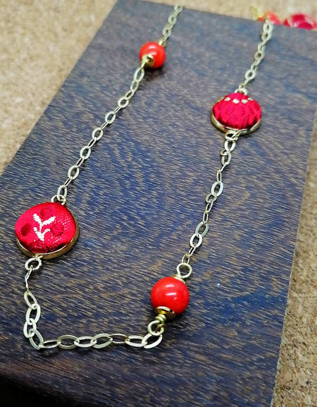 Furighedda Arrubia girocollo in Broccato