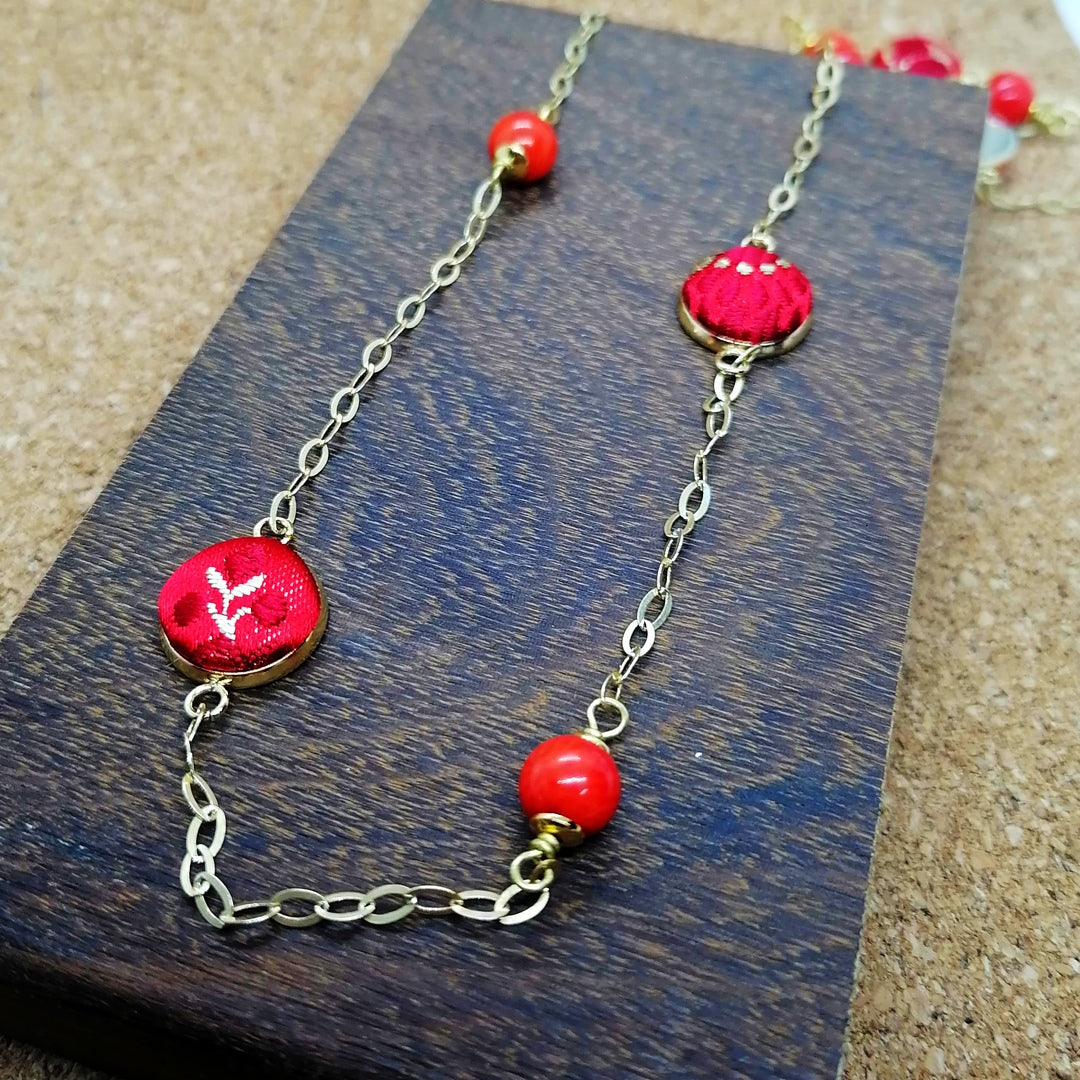 Furighedda Arrubia girocollo in Broccato