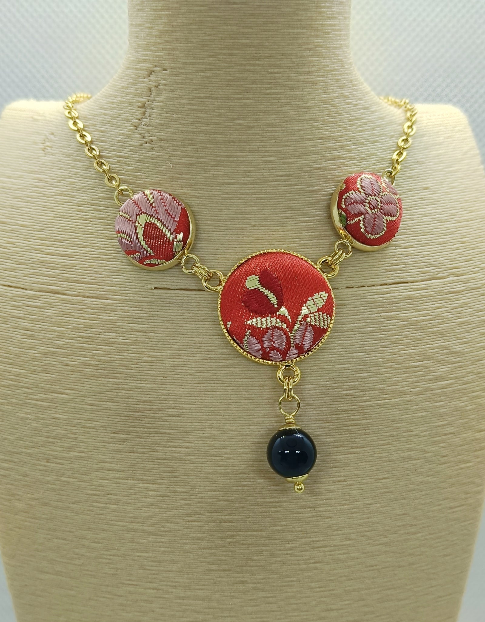 Mariposa girocollo dorato in Broccato